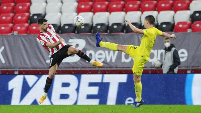 Athletic y Villarreal pelean un balón