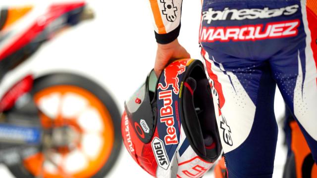 Marc Márquez y  su Honda de fondo.