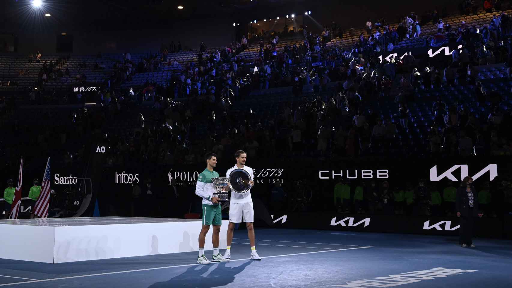Novak Djokovic y Daniil Medvedev, tras la final del Open de Australia