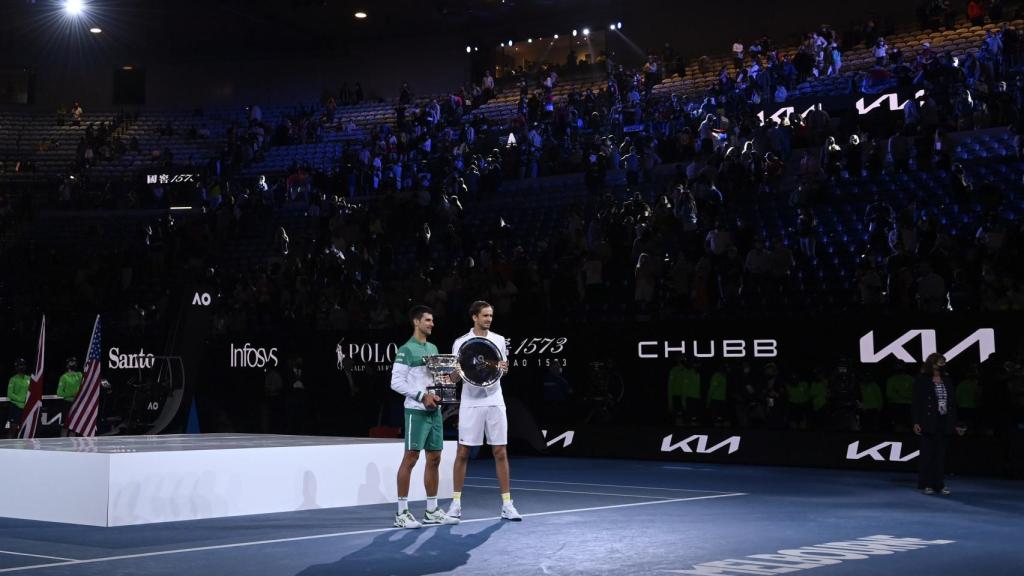 Novak Djokovic y Daniil Medvedev, tras la final del Open de Australia