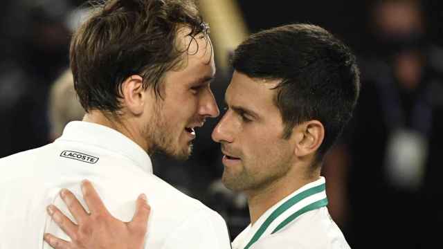 Daniil Medvedev felicita a Novak Djokovic tras la final del Open de Australia