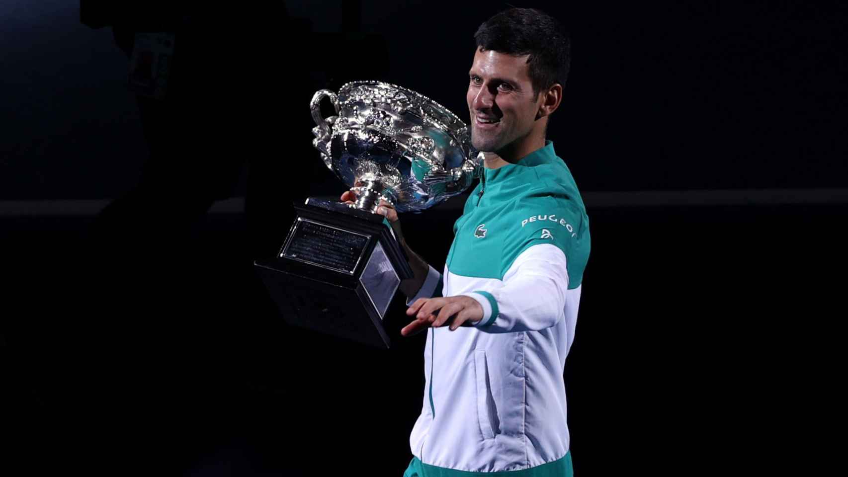 Novak Djokovic con su noveno título del Open de Australia