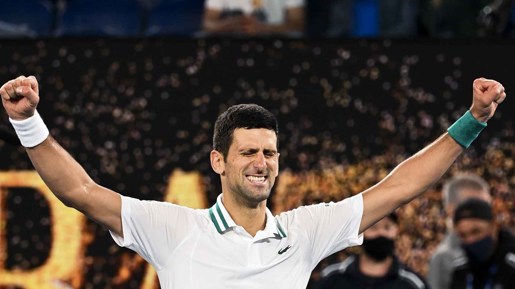 Djokovic celebra su victoria en el Open de Australia 2021