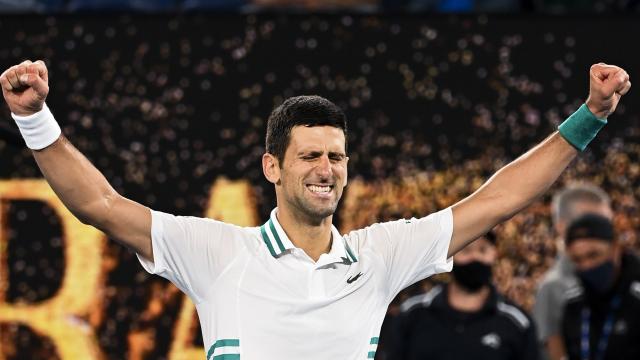 Djokovic celebra su victoria en el Open de Australia 2021