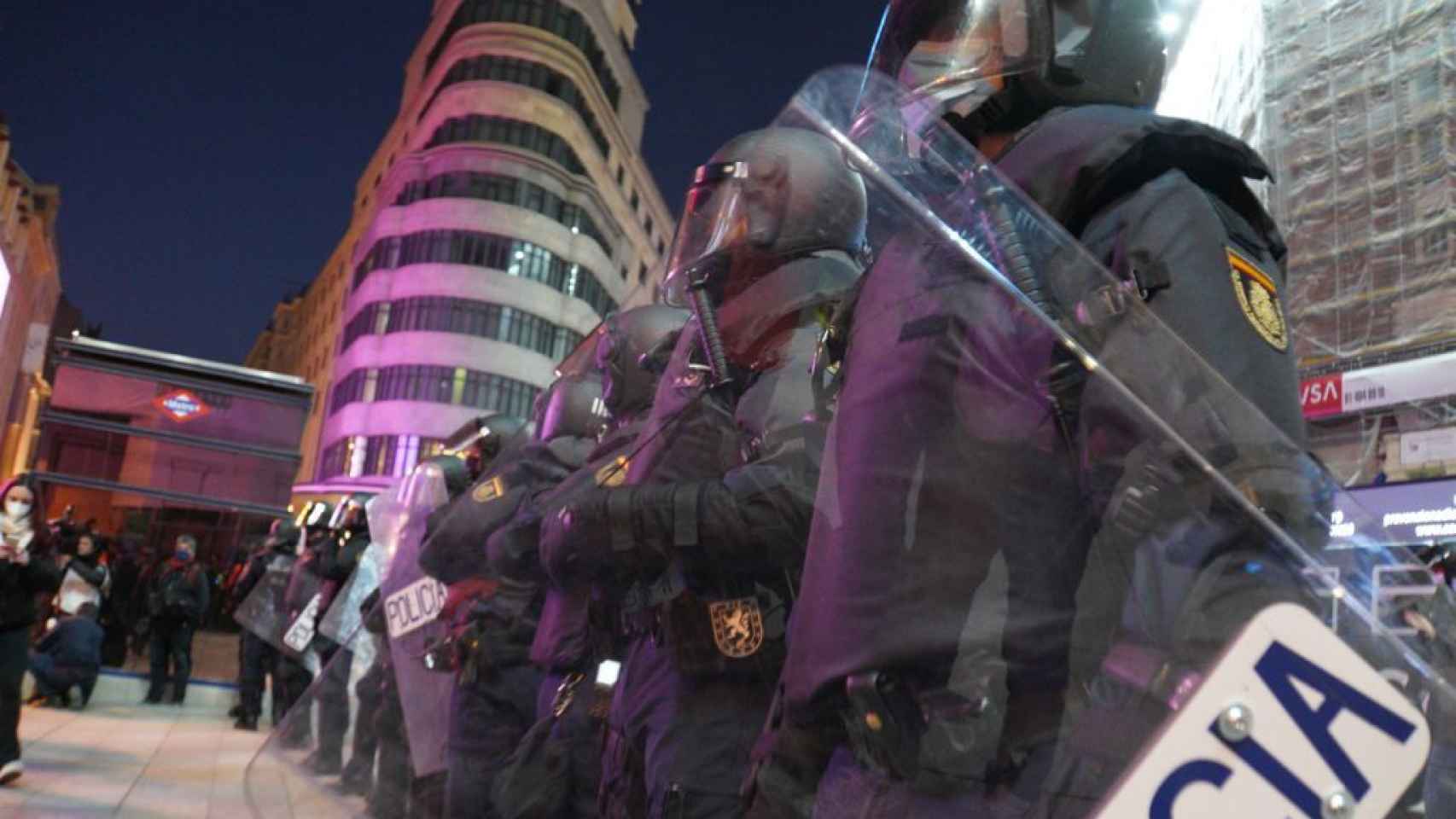 Policías nacionales forman un cordón alrededor de la Plaza de Callao, en Madrid.