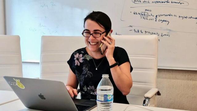 Mar Hershenson, atendiendo una llamada telefónica.