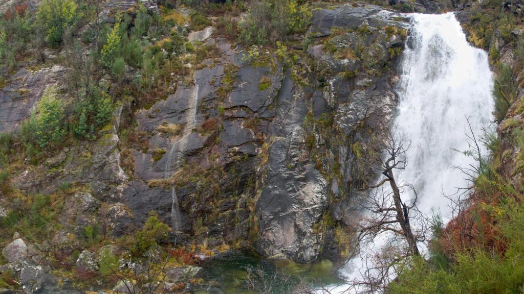  Fervenza de Tourón: en la parte alta del río Cerves.