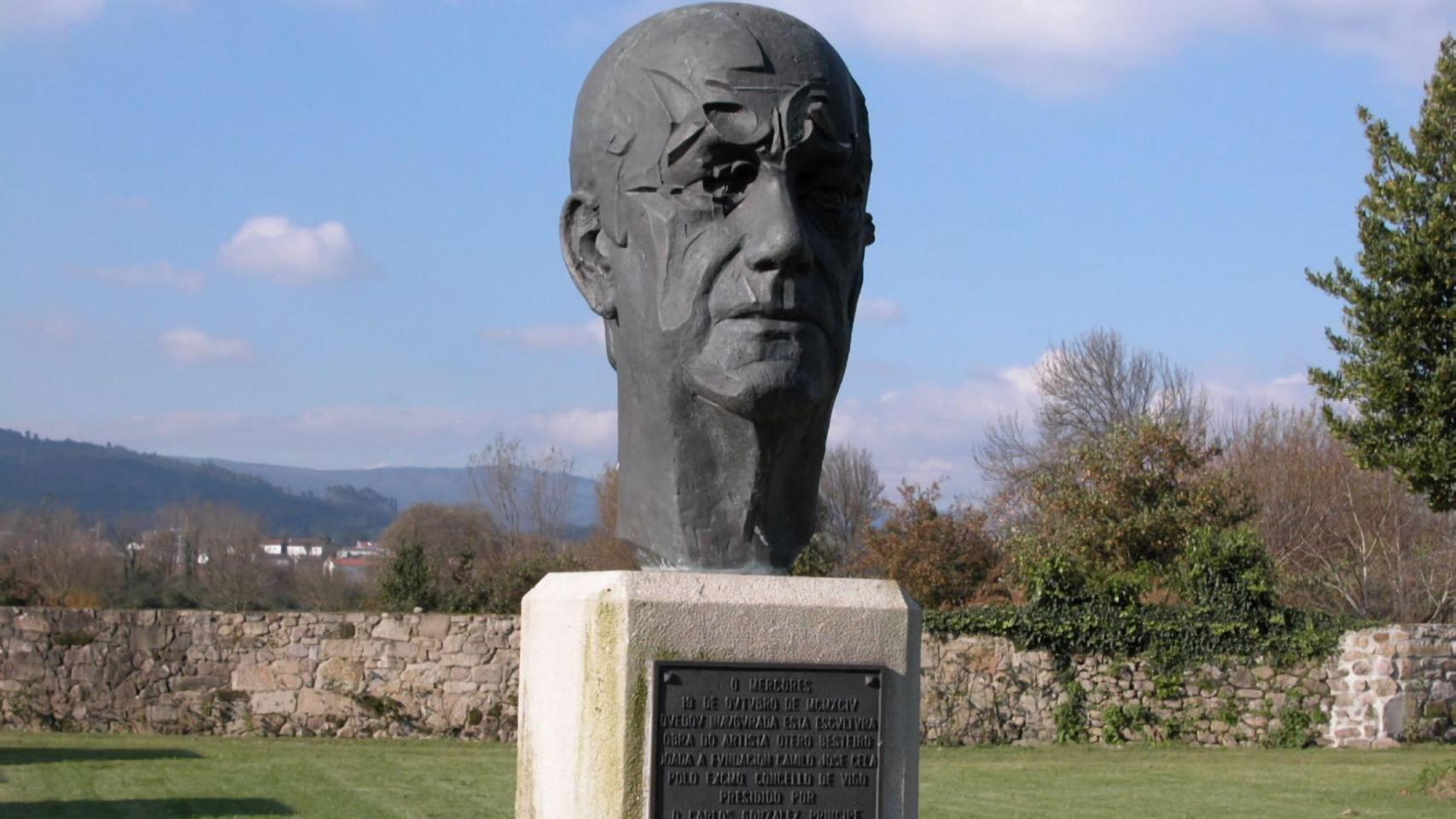 Estatua de Cela en Padrón  turismo.gal