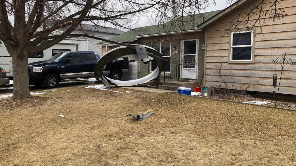 Pieza del motor del Boeing 777 de United al lado de una casa