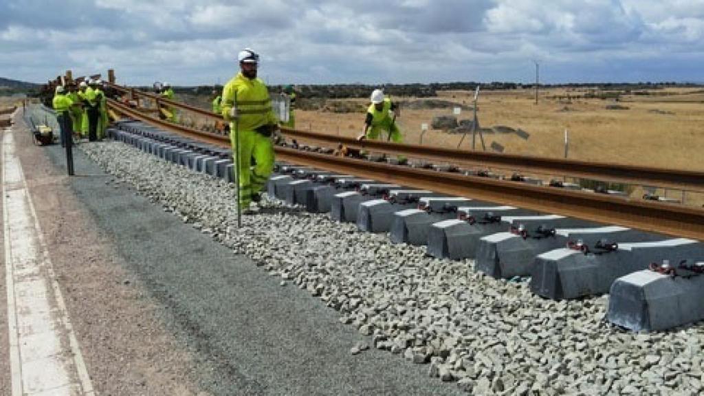 Obras en una vía de alta velocidad.