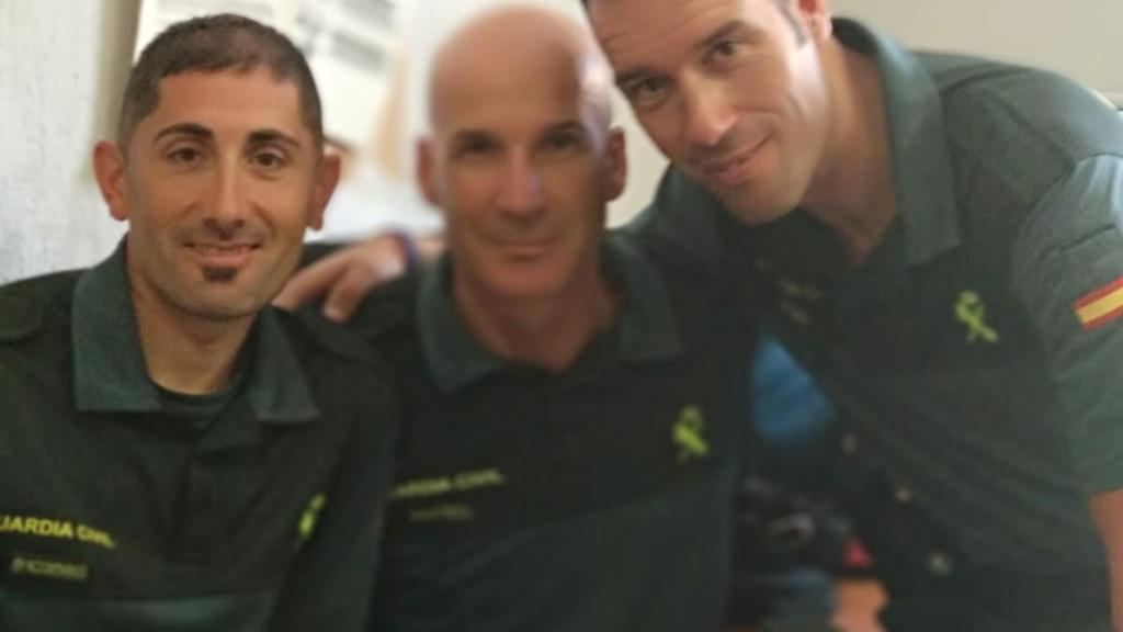 El agente José Manuel Arcos (c) junto a dos de sus amigos en la Guardia Civil.