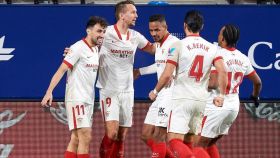 Los jugadores del Sevilla celebran el gol de Luuk de Jong al Sevilla en La Liga