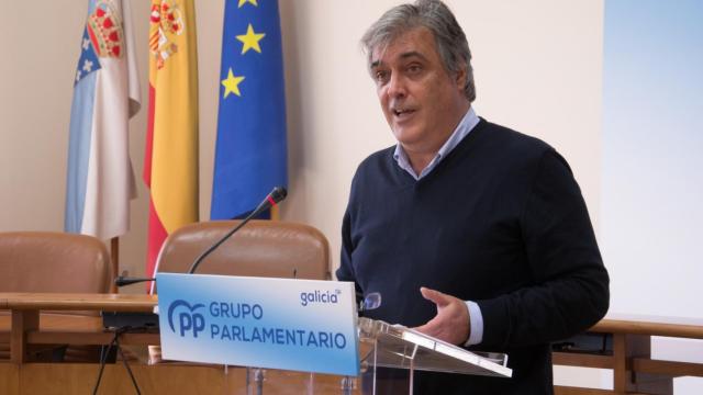 El portavoz del PPdeG en el Parlamento de Galicia, Pedro Puy, durante una rueda de prensa.