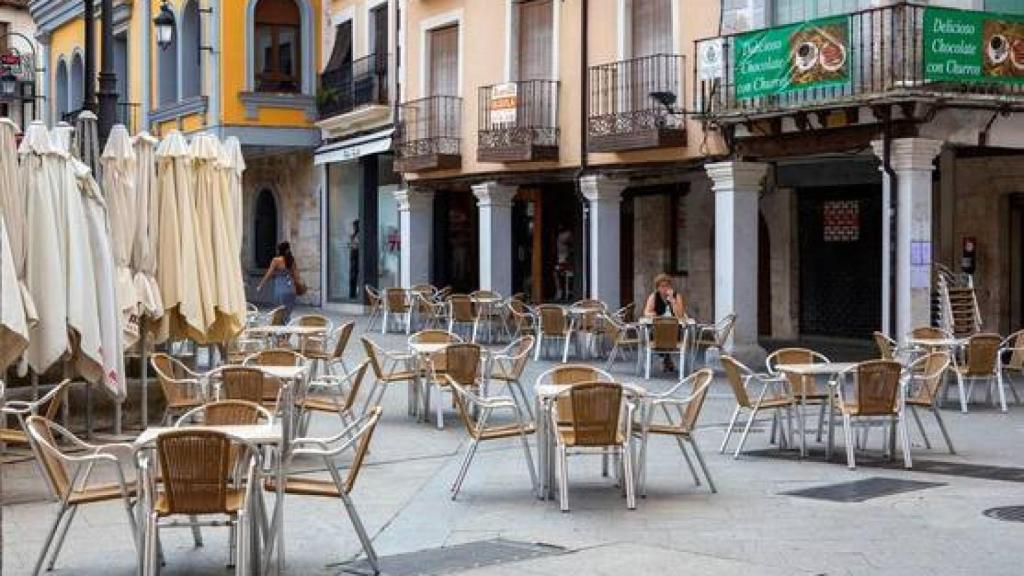 Una terraza en una calle de Aranda de Duero. Efe