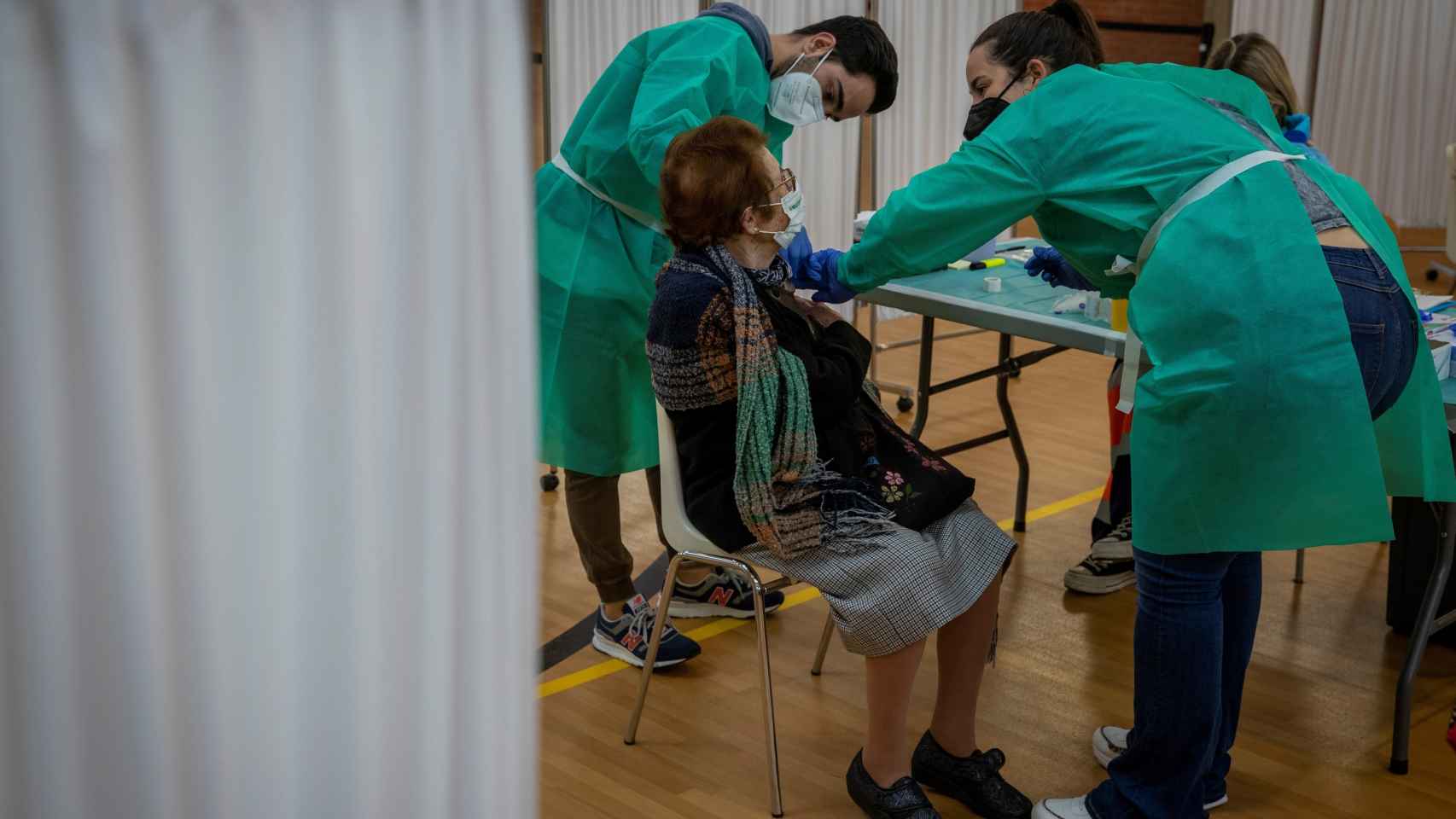 Una mujer es vacunada por personal sanitario del Servicio Andaluz de Salud, en Sevilla.