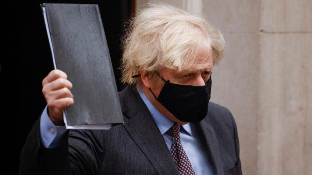 El primer ministro británico, Boris Johnson, dejando Downing Street.
