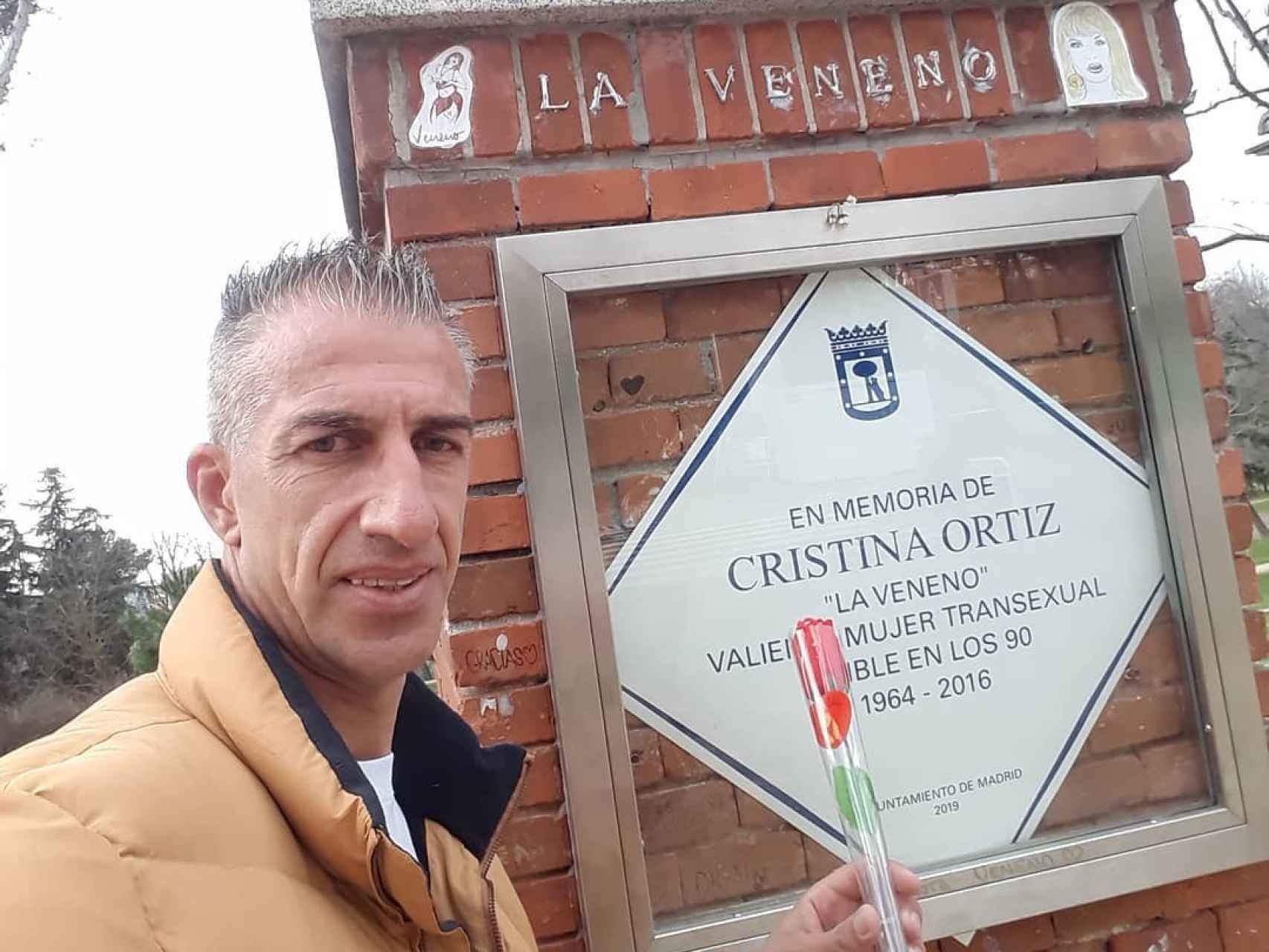 Andrea Petruzzelli visitando la placa homenaje a La Veneno en el Parque del Oeste en Madrid.