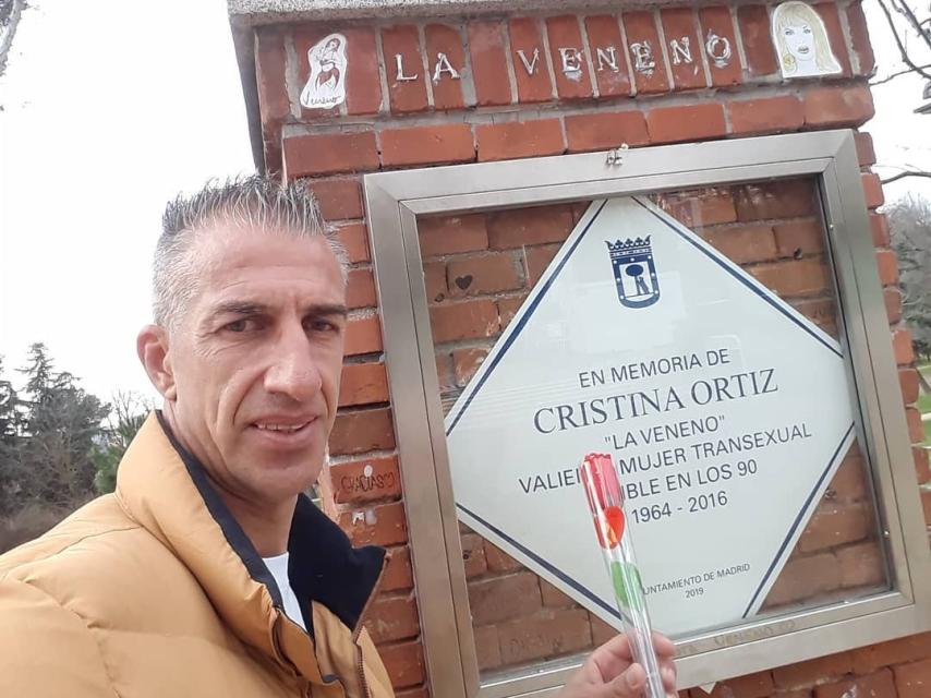 Andrea Petruzzelli visitando la placa homenaje a La Veneno en el Parque del Oeste en Madrid.