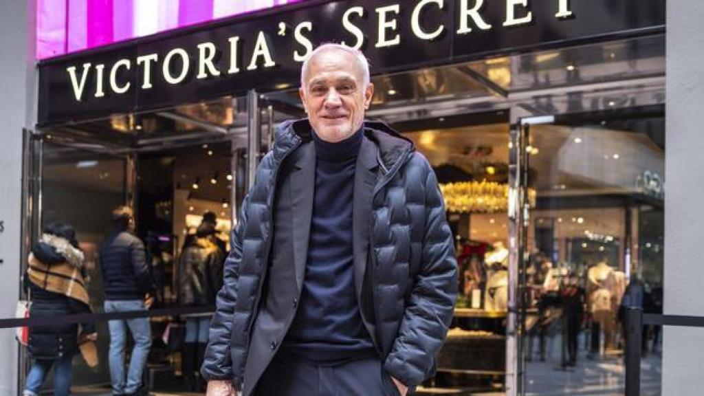 Antonio Percassi, delante de una tienda de Victoria's Secret