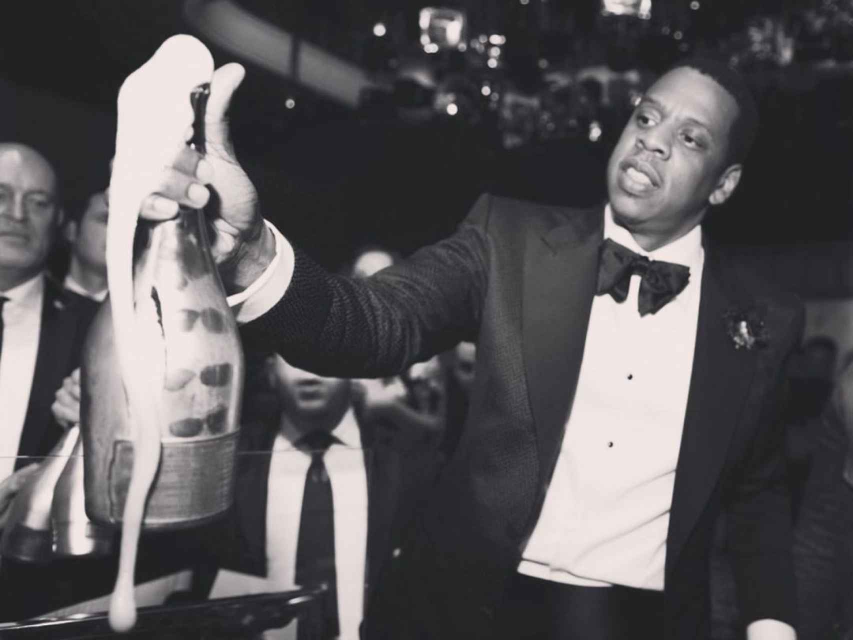 Jay-Z, descorchando una de sus botellas de champán para celebrar la adquisición de LVMH.