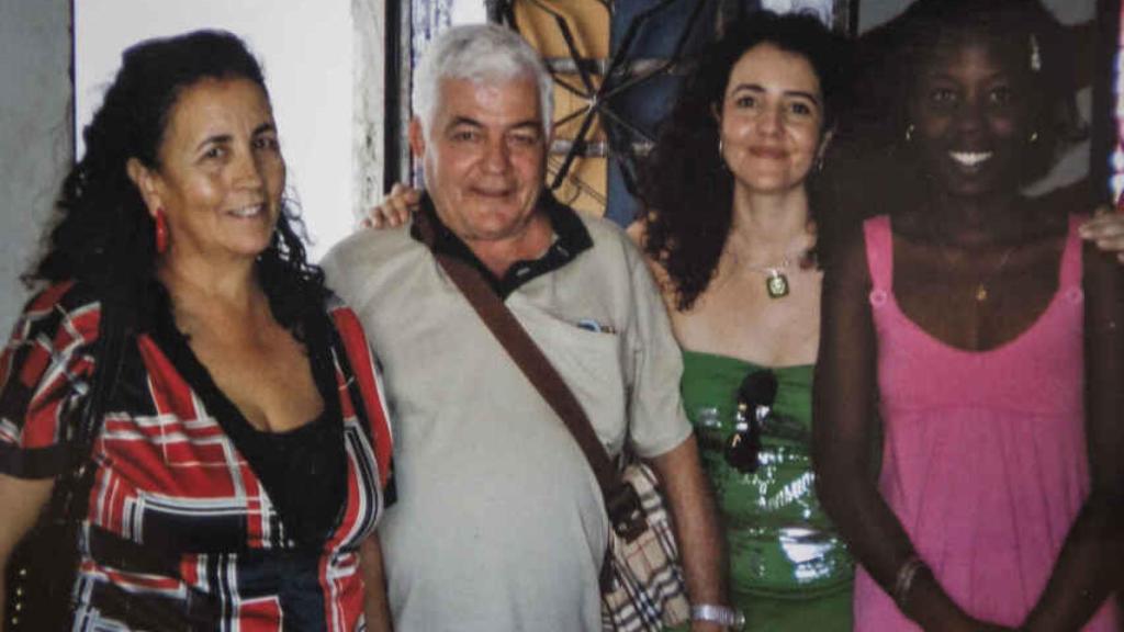 Sofía Benítez-Cubero junto a su marido Miguel González y su hija Sofía, miembro activo de Podemos Sevilla y quien ha renunciado al apellido Benítez-Cubero, junto a una amiga de la familia en una visita a Cuba con el Sindicato de Obreros del Campo.