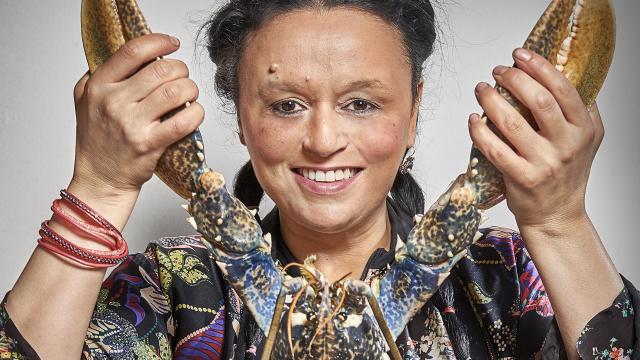 Najat Kaanache, con un bogavante en la mano.