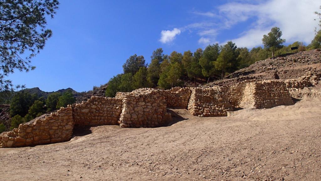 Vista de una sección de la muralla de La Bastida.