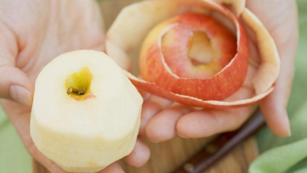 La manzana, mejor bien lavada y con piel.