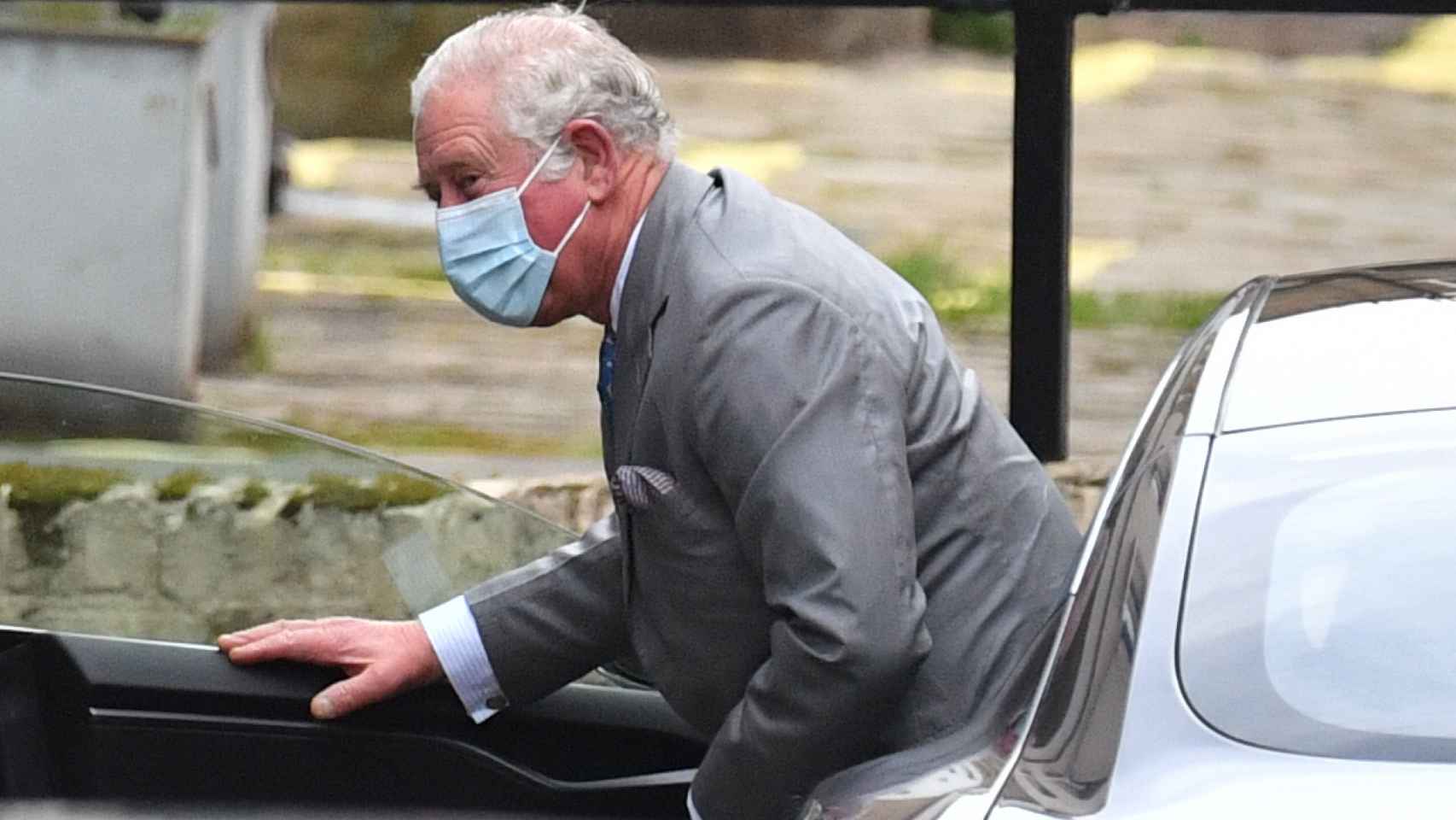 El príncipe Carlos llegando al hospital a visitar a su padre.