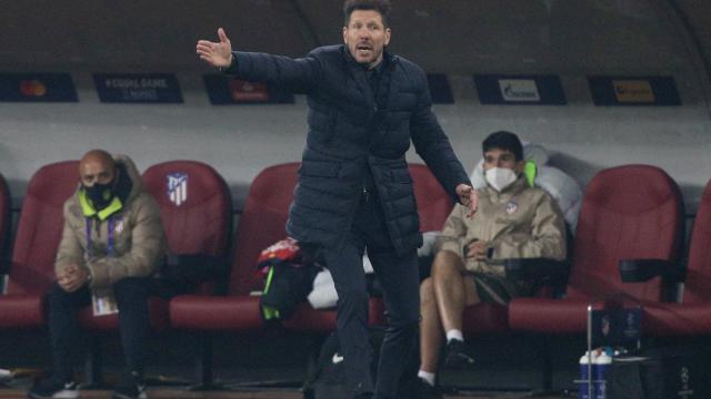 El 'Cholo' Simeone da indicaciones a sus jugadores en la banda