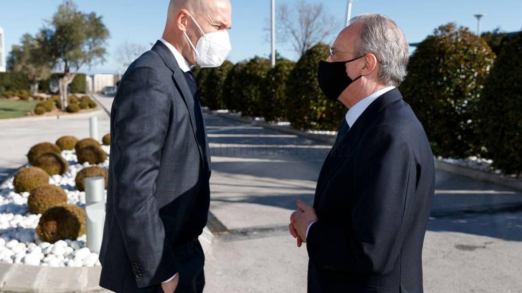 Zinedine Zidane y Florentino Pérez dialogan