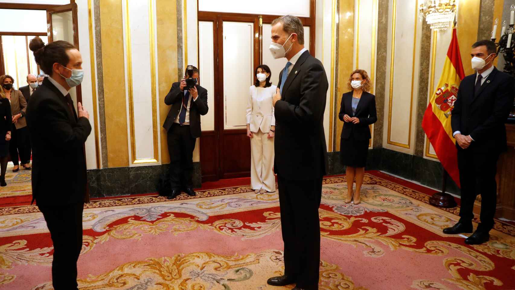Pablo Iglesias, vicepresidente segundo del Gobierno, saluda a Felipe VI en el Salón de los Pasos Perdidos del Congreso.