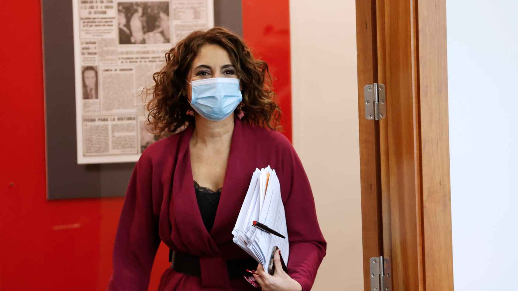 María Jesús Montero,  ministra portavoz del Gobierno, entrando en la sala de prensa de Moncloa.