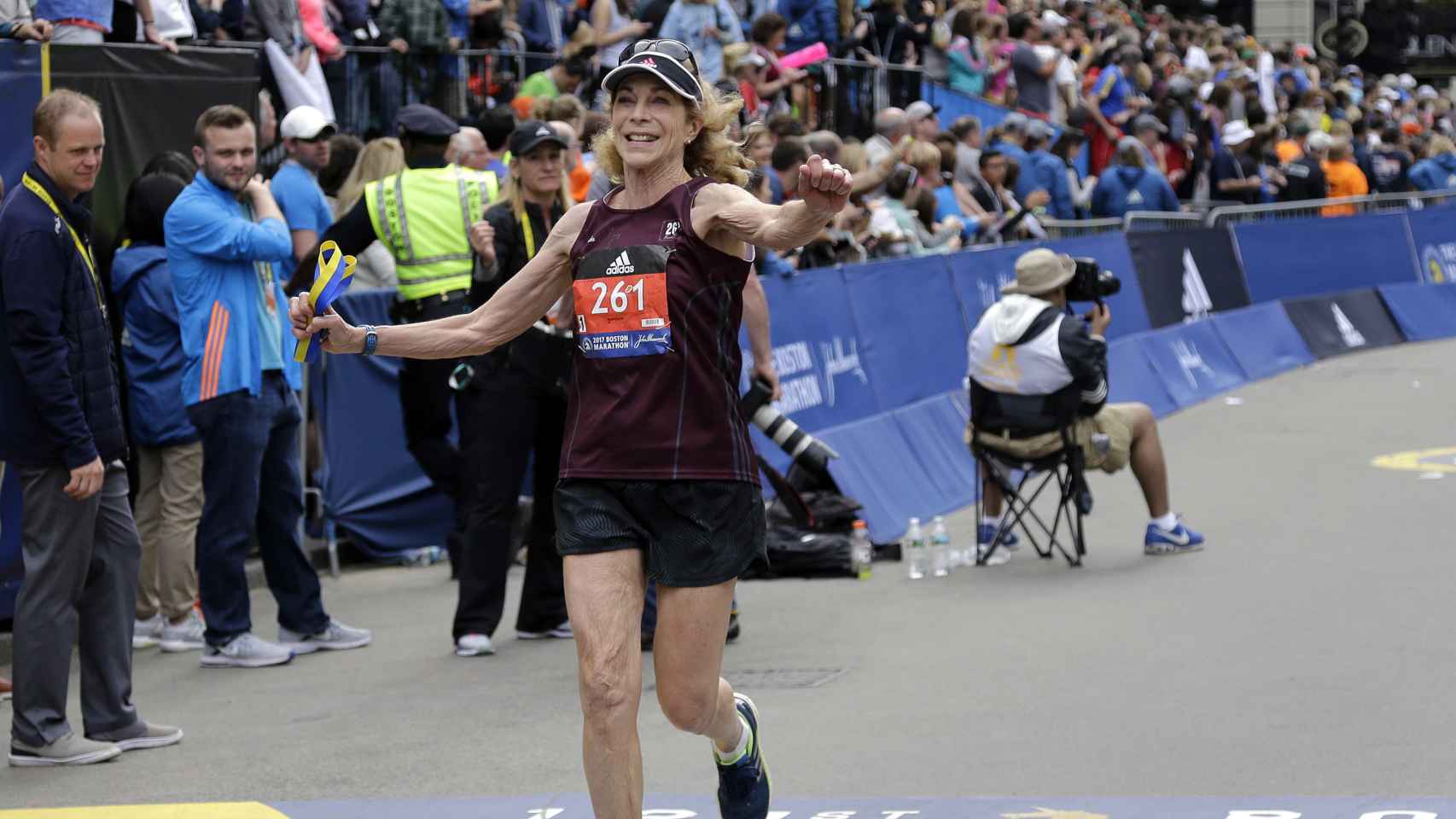Kathrine Switzer corriendo la carrera de Boston en 2017, a sus 70 años.