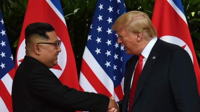 Donald Trump con Kim Jong-Un en la cumbre de Vietnam.