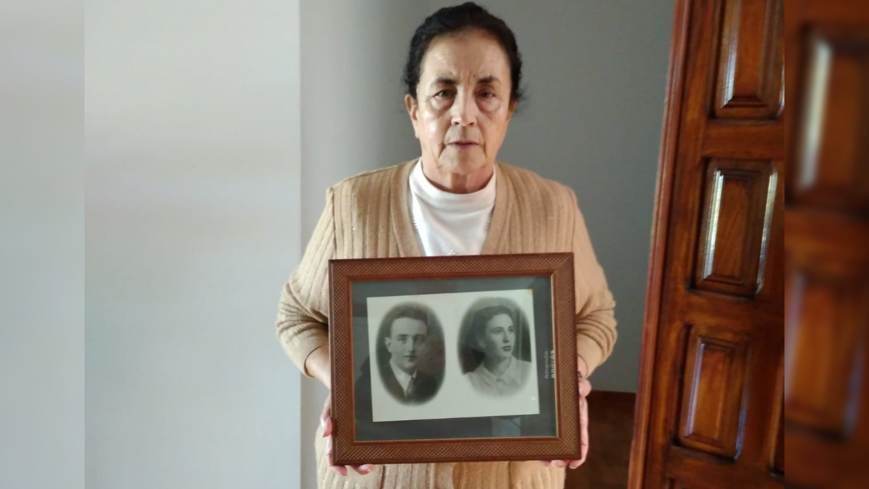 Sofía Benítez-Cubero posa con un retrato de sus padres: José Benítez-Cubero y Ana Rosario Reguera.