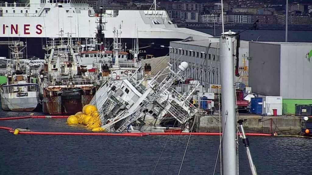 El Baffin Bay semihundido en el muelle de Bouzas.