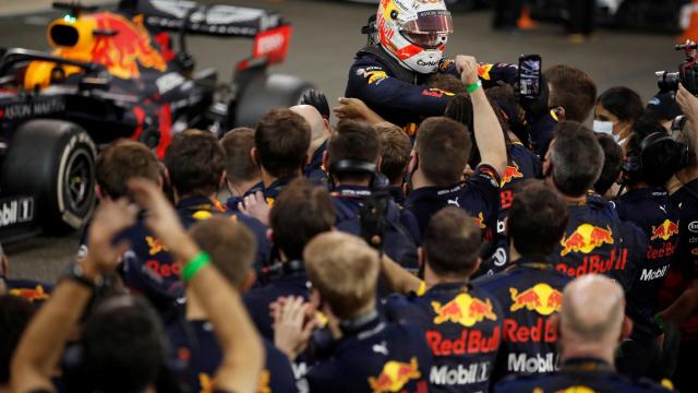 Max Verstappen celebra su victoria en el último Gran Premio de Abu Dhabi de Fórmula 1