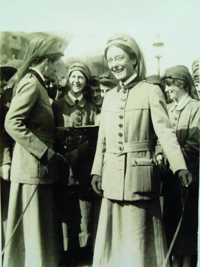 Flora Murray y Louisa Garrett Anderson después de recibir sus títulos honoríficos.