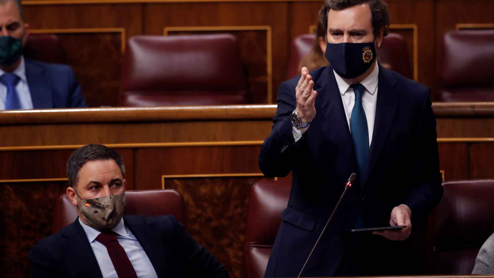 Abascal e Iván Espinosa de los Monteros, en el pleno parlamentario de este miércoles.