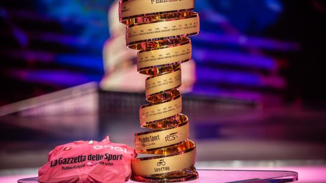 El trofeo del Giro de Italia y la 'maglia rosa'