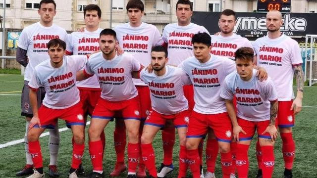 Los jugadores del SD Solares, con camisetas de ánimo para Mario Canales. Foto: Twitter (@SDSolares1969)