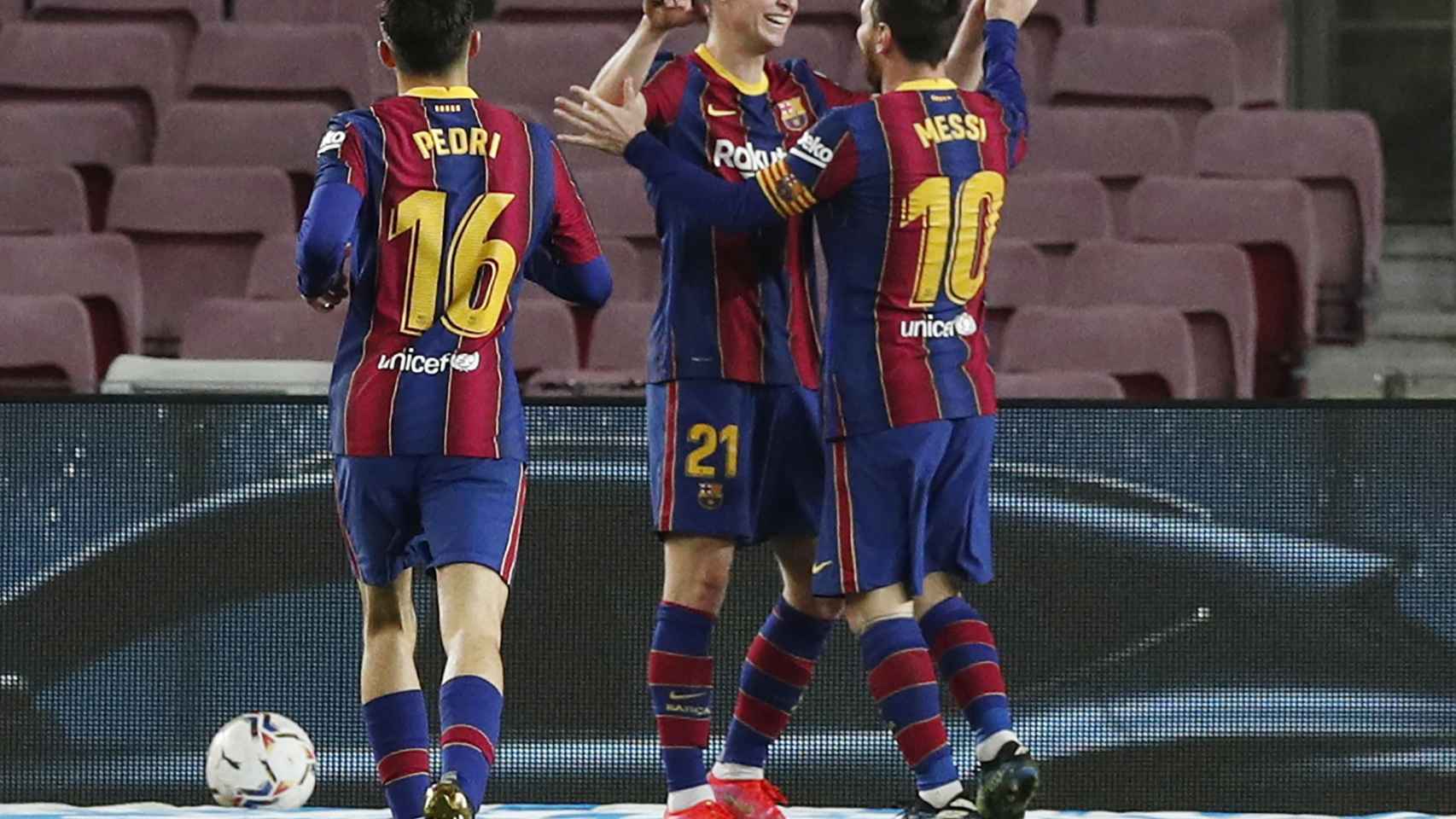 Leo Messi celebra con Frenkie de Jong el segundo ante el Elche
