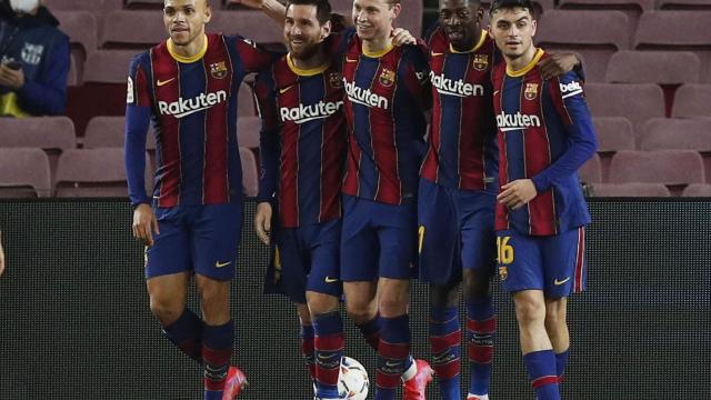 Los jugadores del Barcelona celebran el segundo de Messi