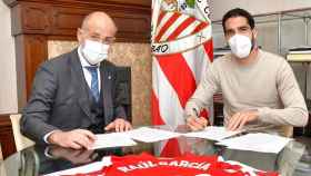 Raúl García, en la firma de su renovación con el Athletic