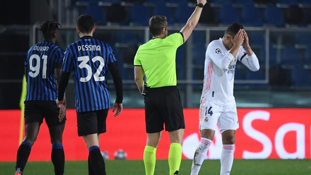 Tobias Stieler muestra la tarjeta amarilla a Casemiro