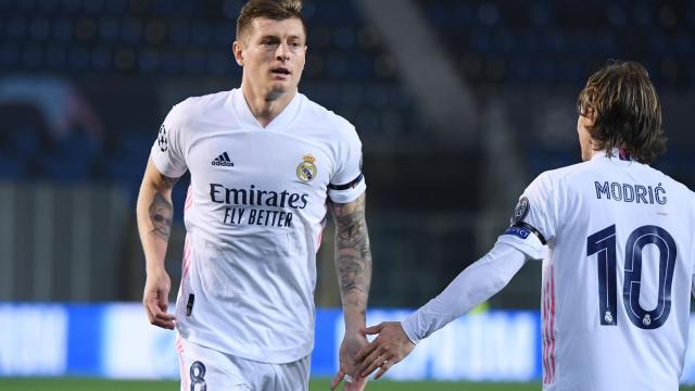 Toni Kroos y Luka Modric se saludan durante el partido