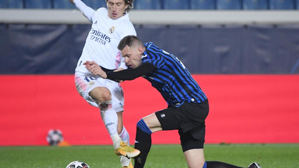 Josip Ilicic intenta derribar a Luka Modric