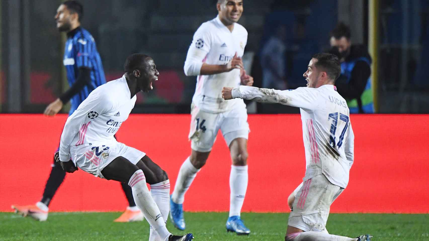 Lucas Vázquez celebra con Ferland Mendy su gol al Atalanta