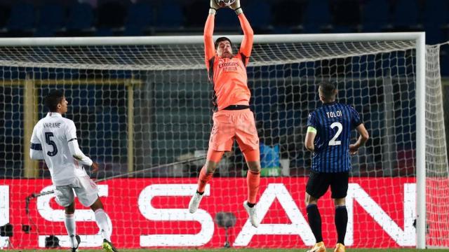 Courtois atrapa un balón por alto